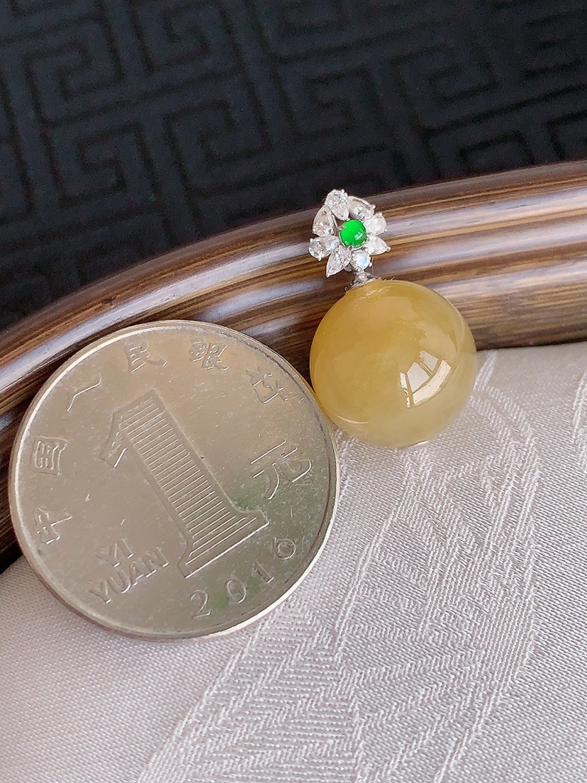 天然A货翡翠18K金伴钻镶嵌黄翡圆珠转运珠吊坠 
尺寸21-12.5mm 重量4.05g 0425