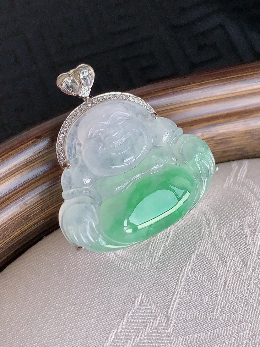 天然A货翡翠18K金伴钻镶嵌飘绿佛公吊坠 
尺寸26-19-24-7.5mm 重量4.90g 0425