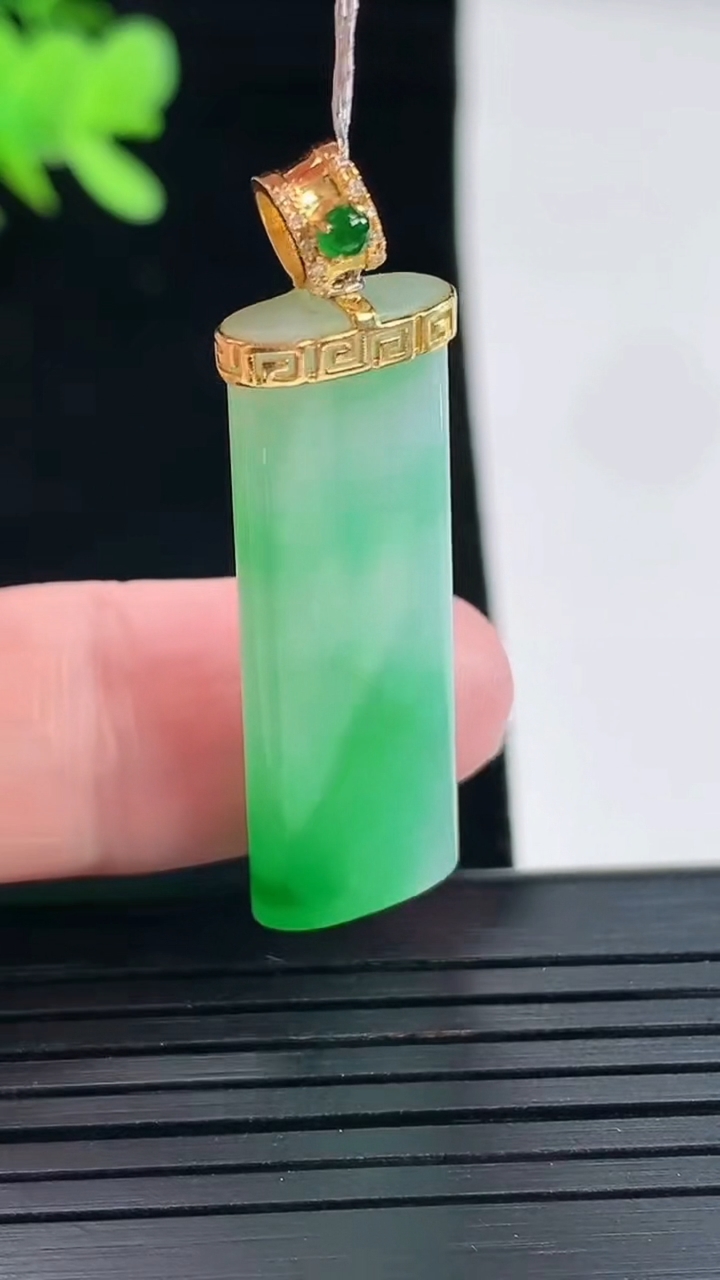 天然A货翡翠无事牌吊坠，尺寸32.5-11.5-4.5重量:5.67g
4月26日