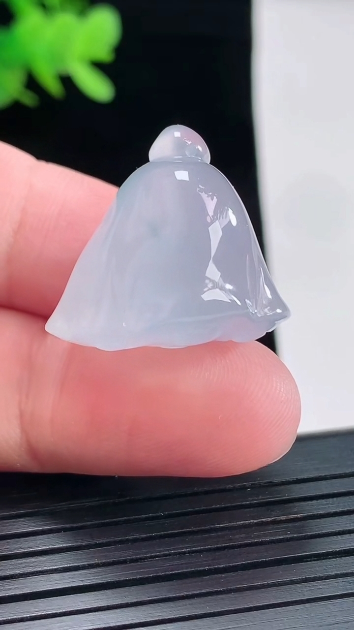 天然A货翡翠种紫罗兰莲蓬吊坠，尺寸21.5-24-16.6重量:11.53g
4月26日