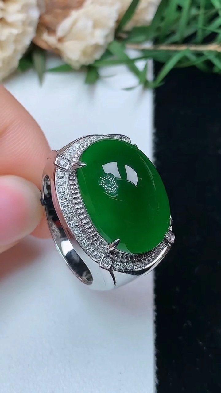 天然A货翡翠蛋面戒指，尺寸19.4-18.2-13.2，重量:9.00g2026年4月26日
工厂直