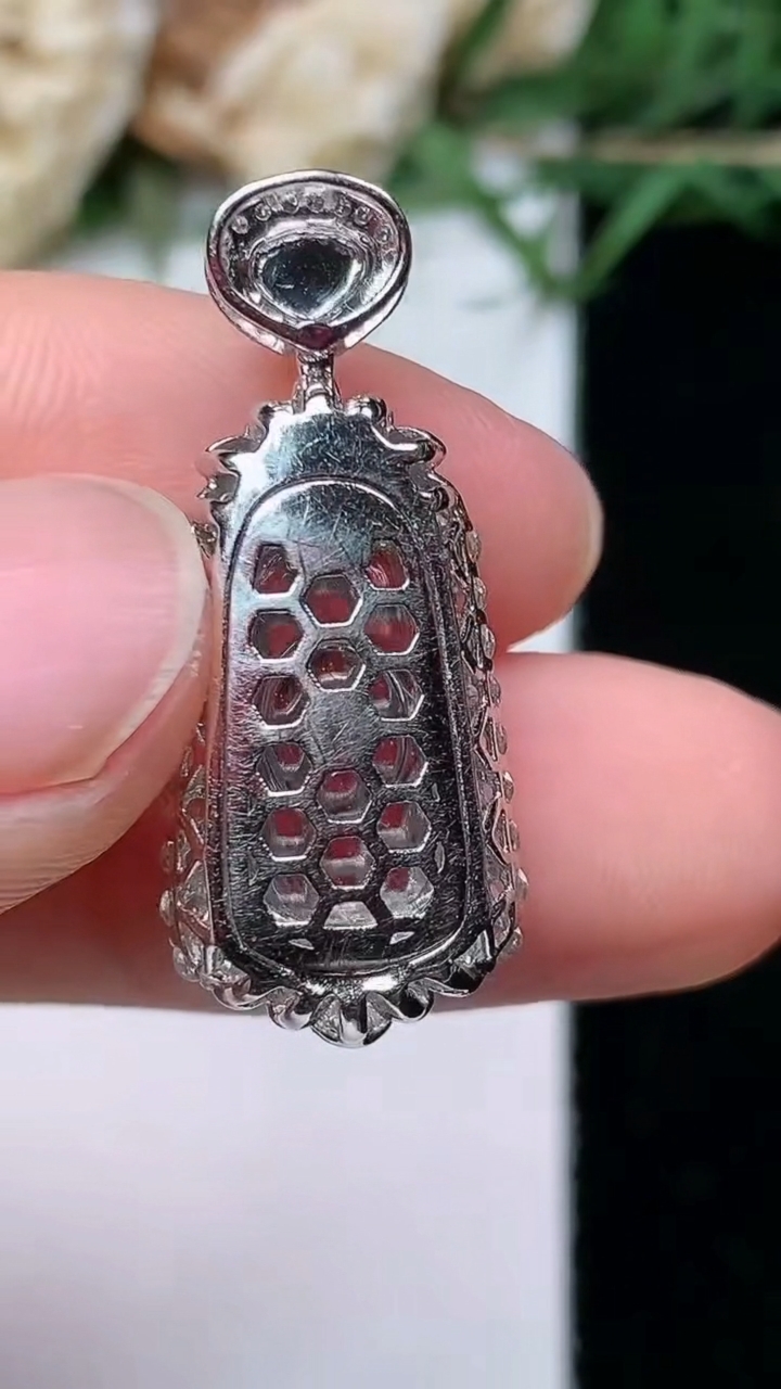 天然A货翡翠无事牌吊坠，尺寸27.9-11.7-7，裸石14-7，重量:3.25g
4月26日