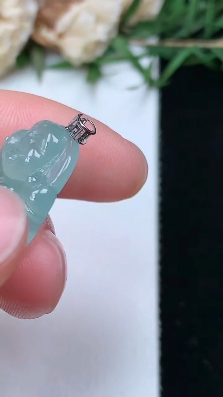 天然A货翡翠蓝水佛公吊坠，尺寸18.8-21.6-5.3，重量:3.63g
4月26日