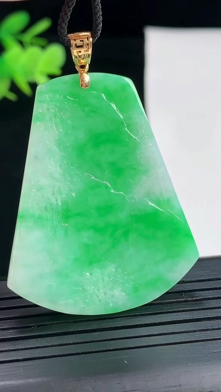 天然A货翡翠山水牌吊坠，尺寸44-36-5重量:16.94g
4月26日