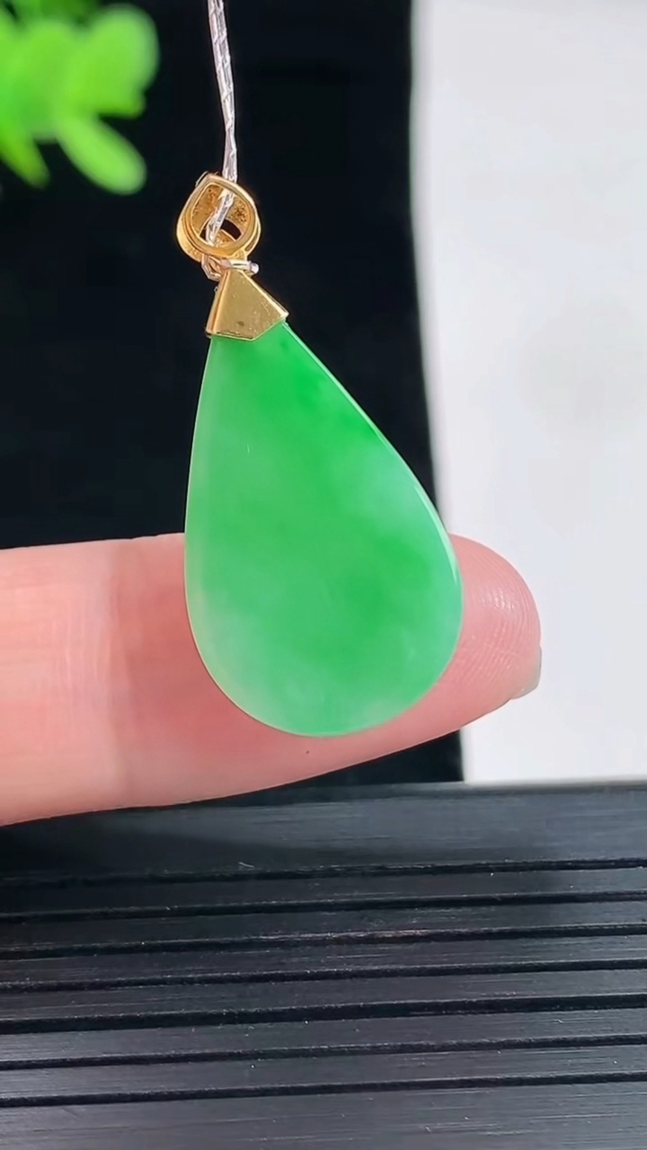 天然A货翡翠水滴吊坠，尺寸22.5-14-5.5重量:3.62g
4月26日