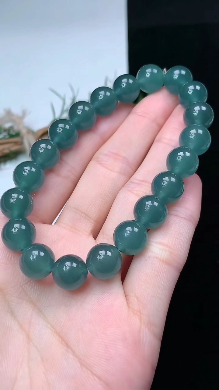 天然A货翡翠蓝水圆珠手串，尺寸10-20颗，重量:35.89g4月26日
工厂直销收藏佳品,种好水足，色泽均匀，有种有色，上手高大气！