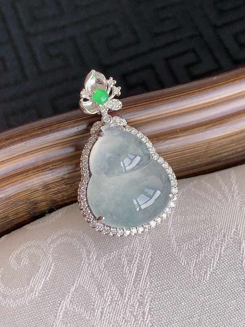 天然A货翡翠18K金伴钻镶嵌飘绿葫芦吊坠 
尺寸25.6-15.5-7.7裸石15.5-12.3mm 重量2.96g 0425