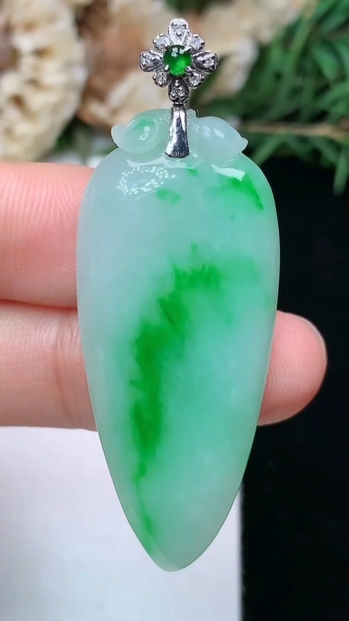 天然A货翡翠福瓜吊坠，尺寸41-18.2-5，重量:7.54g
4月26日