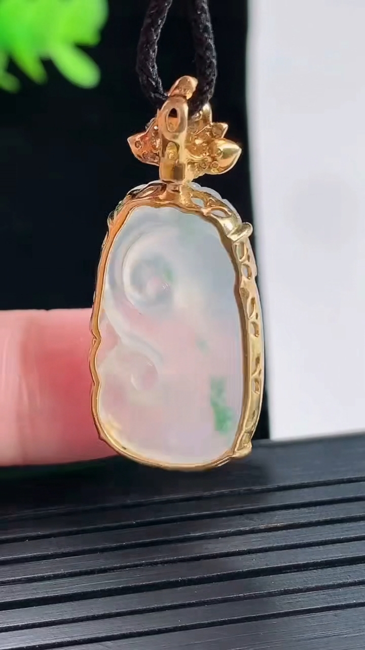 天然A货翡翠种飘花如意吊坠，尺寸35.5-16-5.5，裸石26-16重量:4.99g
4月26日