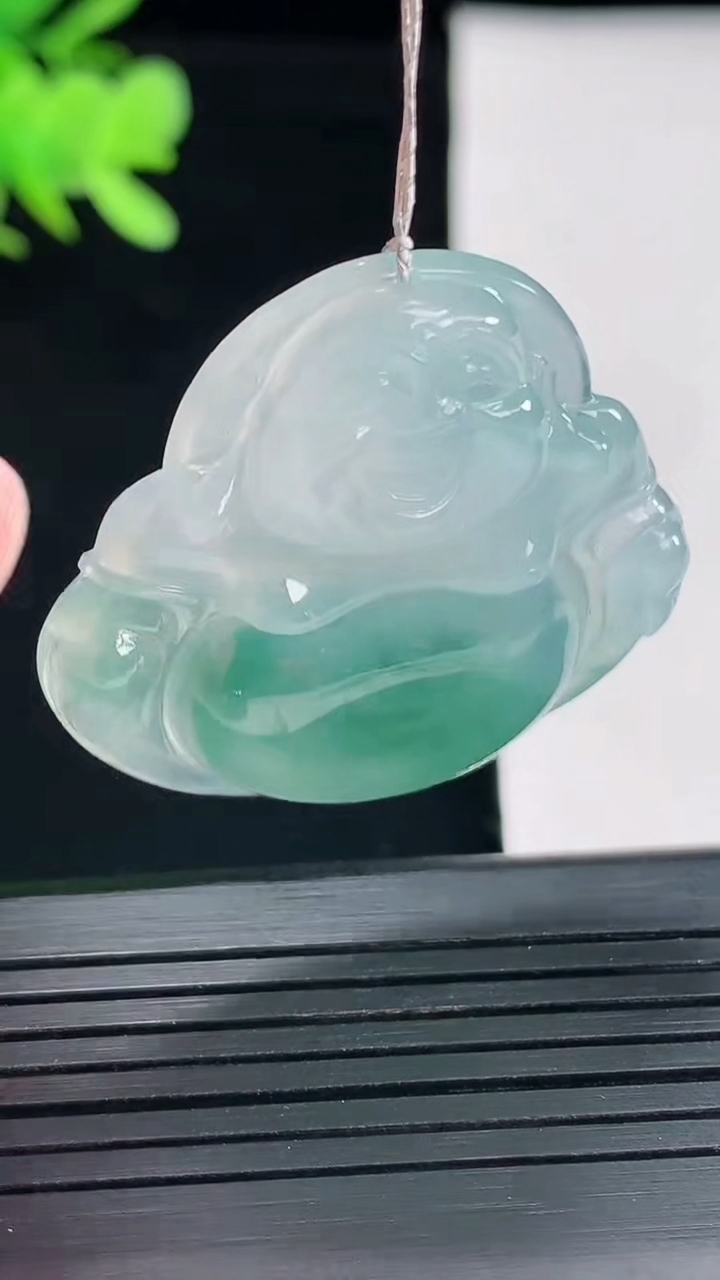 天然A货翡翠种飘花佛公吊坠，尺寸32.6-36-5.8重量:10.23g
4月26日