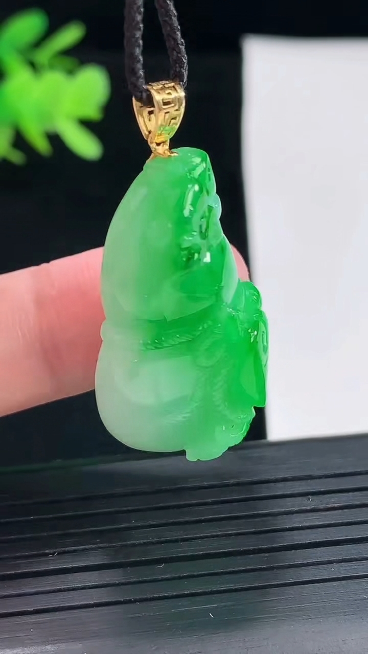 天然A货翡翠葫芦吊坠，尺寸35-20.6-11.8重量:12.31g
4月26日