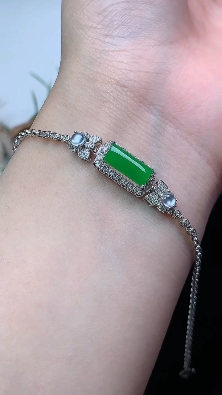 天然A货翡翠马鞍手链，尺寸10.5-4.6，重量:3.19g
4月26日