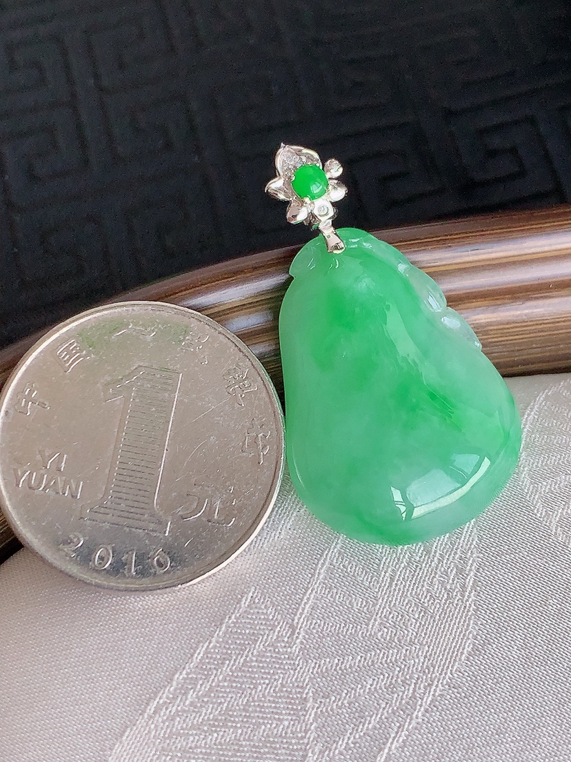 天然A货翡翠18K金镶嵌飘绿福瓜吊坠 
尺寸36-27.5-20.4-8mm 重量8.58g 0425