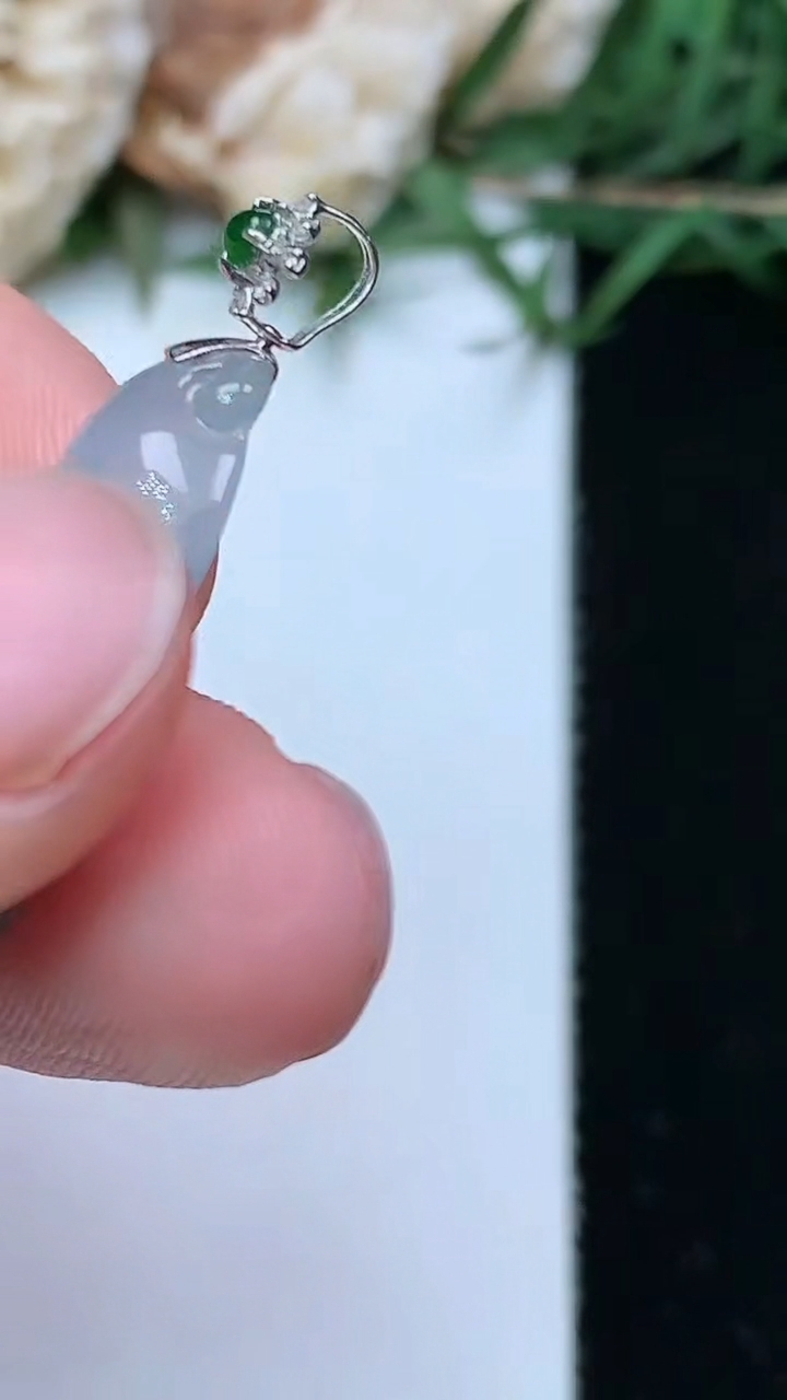 天然A货翡翠飘花福豆吊坠，尺寸26-11.8-5，重量:2.83g
4月26日