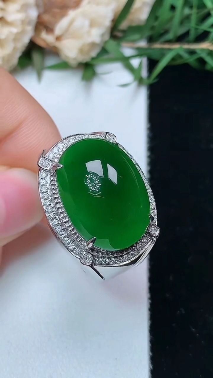 天然A货翡翠蛋面戒指，尺寸19.4-18.2-13.2，重量:9.00g2026年4月26日
工厂直销收藏佳品,种好水足，色泽均匀，有种有色，上手高大气！