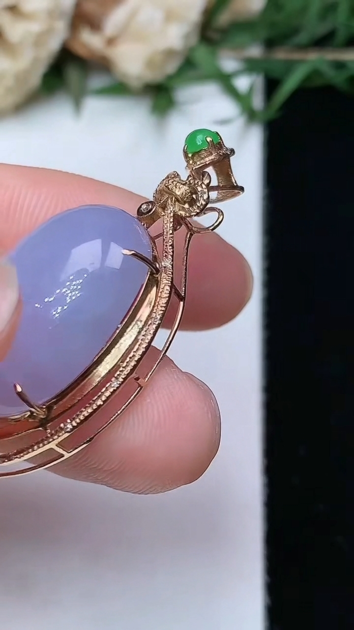 天然A货翡翠k金紫罗兰蛋面吊坠，尺寸36.5-17.2-10.3，裸石19.9-14.3，重量:5.33g
4月26日