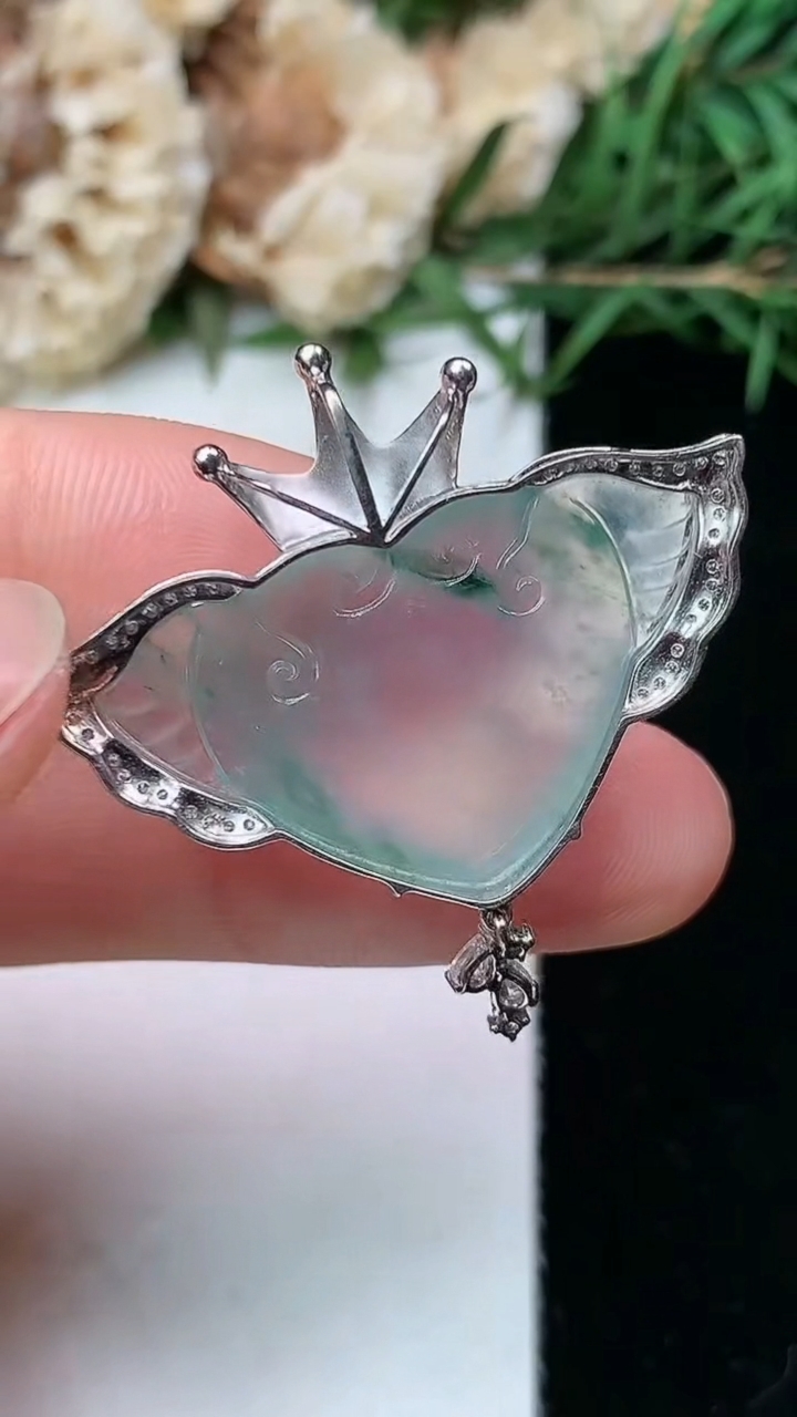 天然A货翡翠飘花如意头吊坠，尺寸17.5-28.8-8，重量:5.02g
4月26日