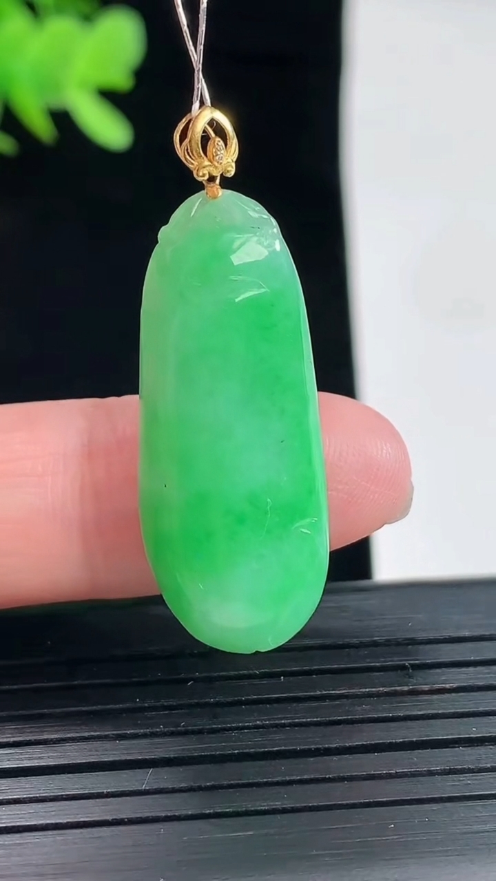 天然A货翡翠福瓜吊坠，尺寸31-13-5.6重量:4.84g
4月26日