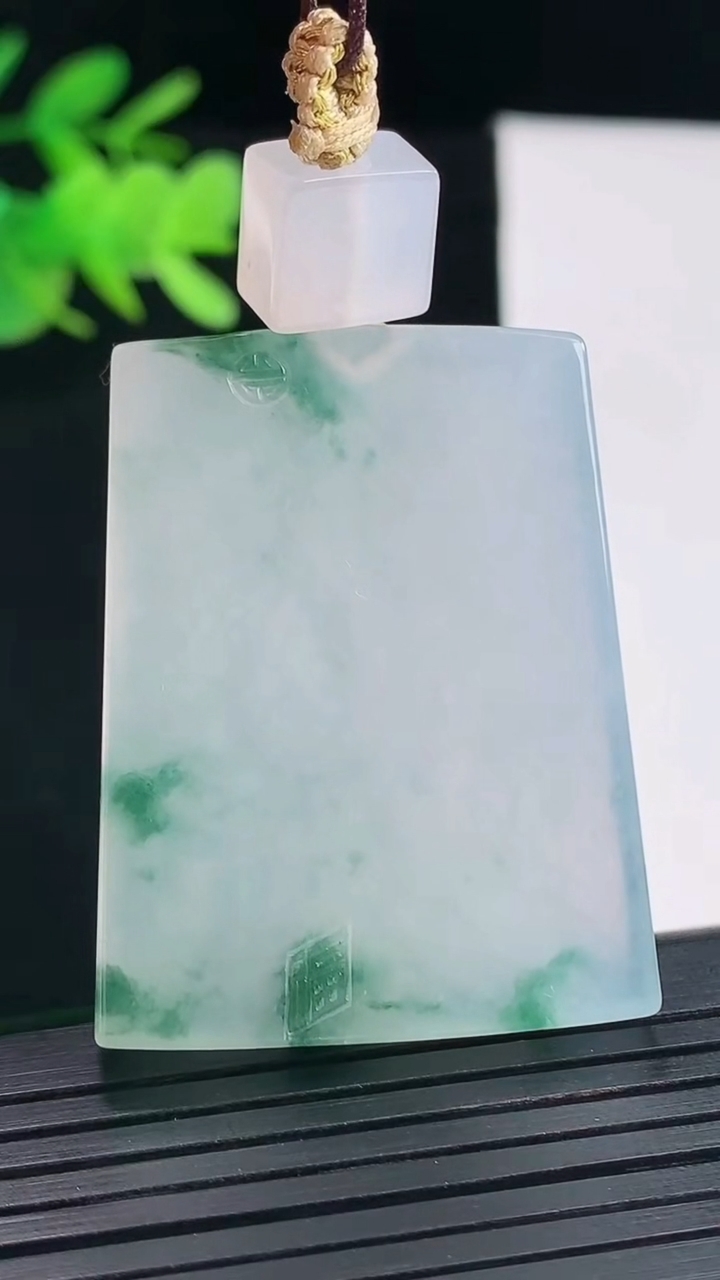 天然A货翡翠种飘花仿古无事牌吊坠，尺寸40.2-31.5-5.2重量:23.62g
4月26日