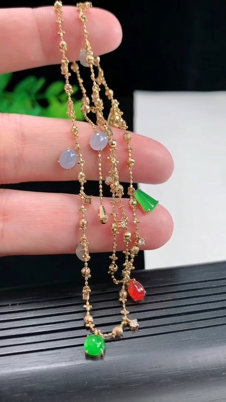 天然A货翡翠18k金三彩蛋面项链吊坠，尺寸5.5-5-3重量:6.03g
4月26日