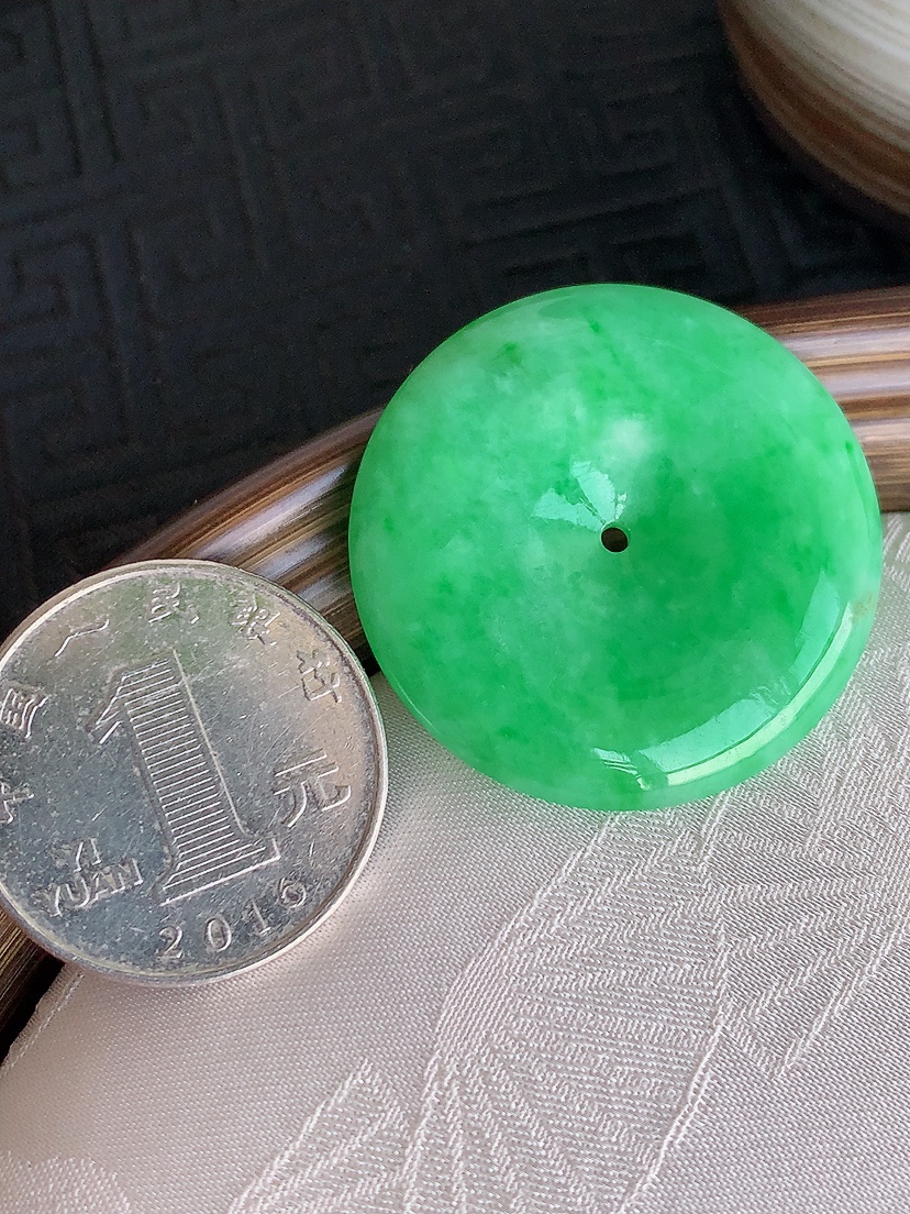 天然A货翡翠满绿平安扣吊坠  
尺寸32.4-5.3mm 重量12.17g 0425