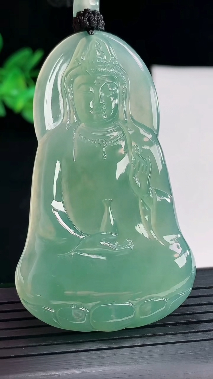 天然A货翡翠素衣观音吊坠，尺寸67.5-40-5.2重量:31.36g
4月26日