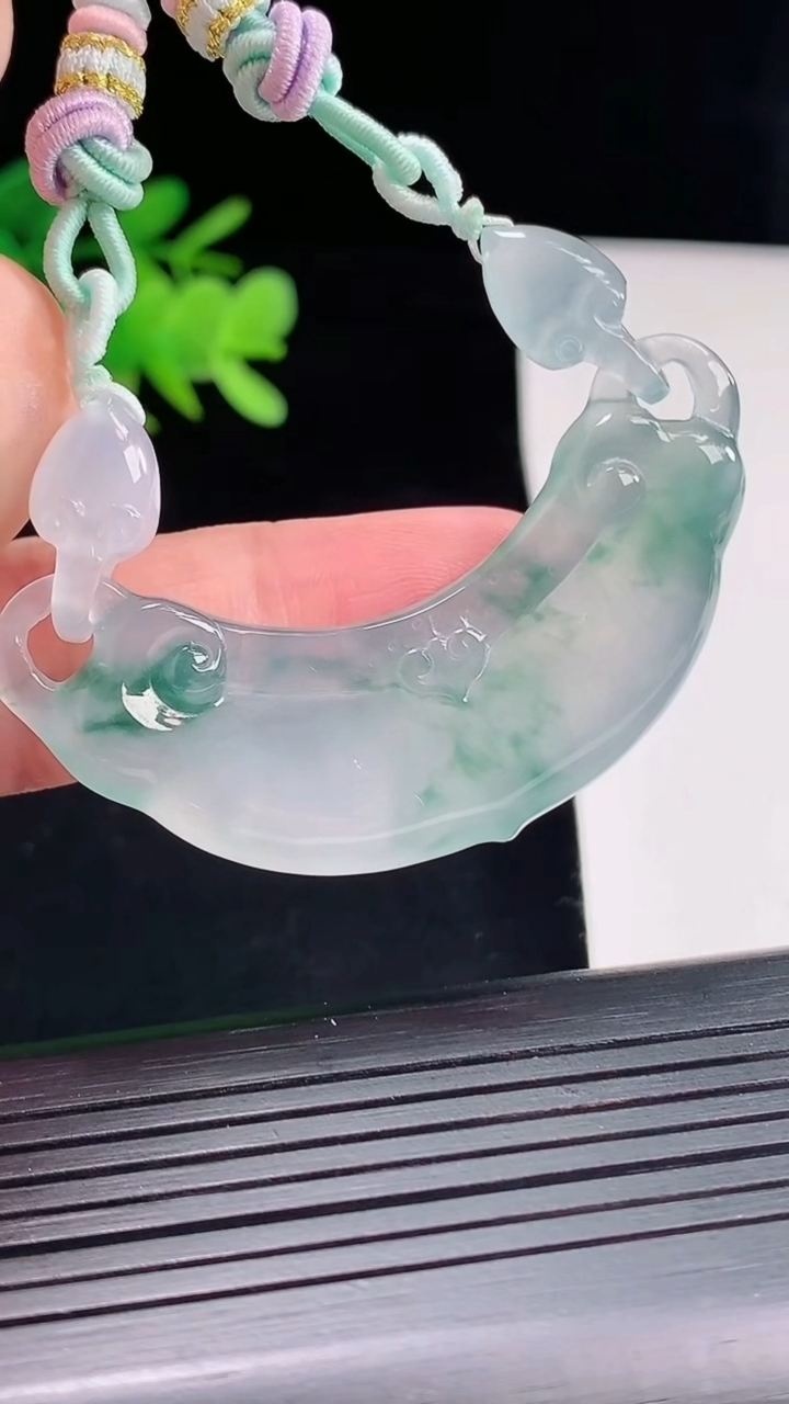 天然A货翡翠种飘花平安如意锁吊坠，尺寸52-16-5.8重量:16.41g
4月26日