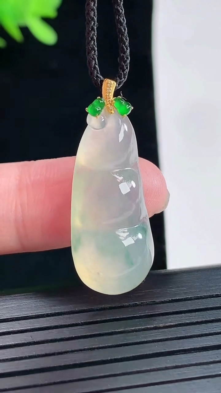 天然A货翡翠花福豆吊坠，尺寸30-13-7重量:4.08g
4月26日