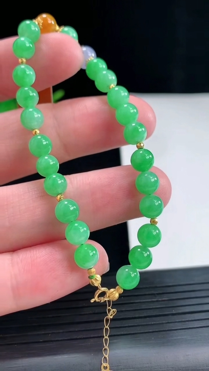 天然A货翡翠圆珠手链，尺寸6-19颗重量:9.45g4月26日
工厂直销收藏佳品,种好水足，色泽均匀，有种有色，上手高大气！