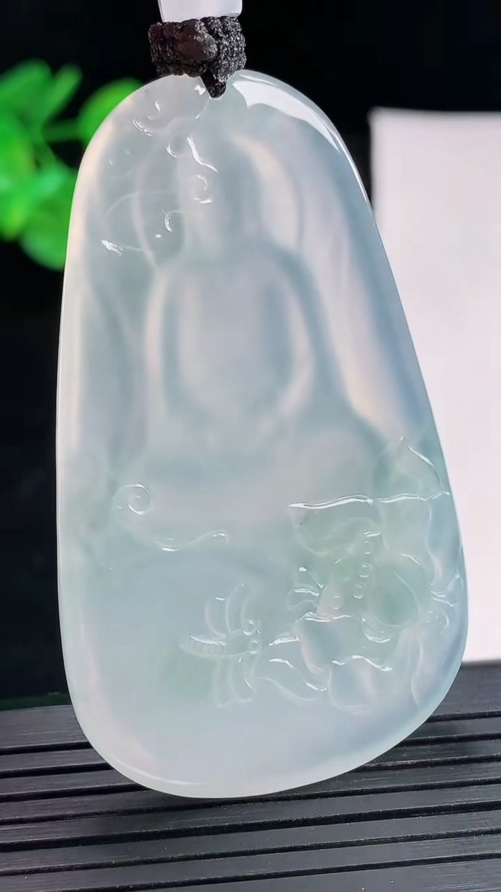 天然A货翡翠大日如来佛吊坠，尺寸59-35.5-5.6重量:28.90g
4月26日