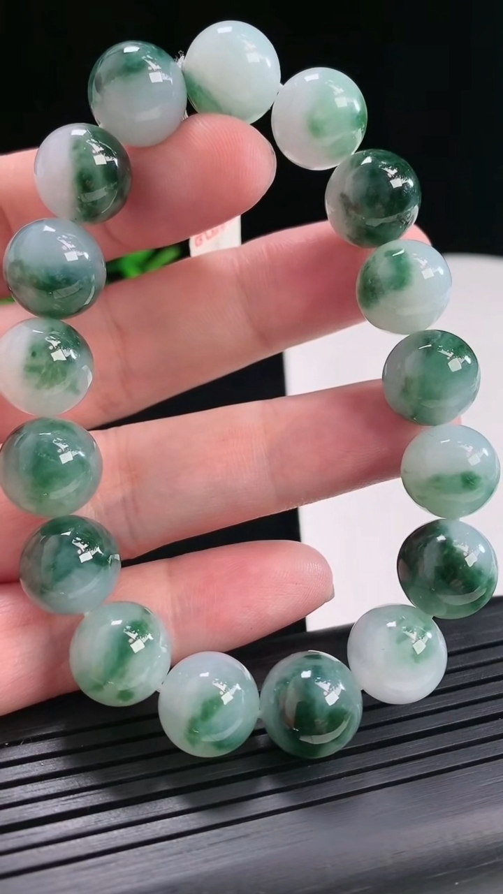 天然A货翡翠飘花圆珠手串，尺寸12.2-16颗重量:58.82g4月26日
工厂直销收藏佳品,种好水