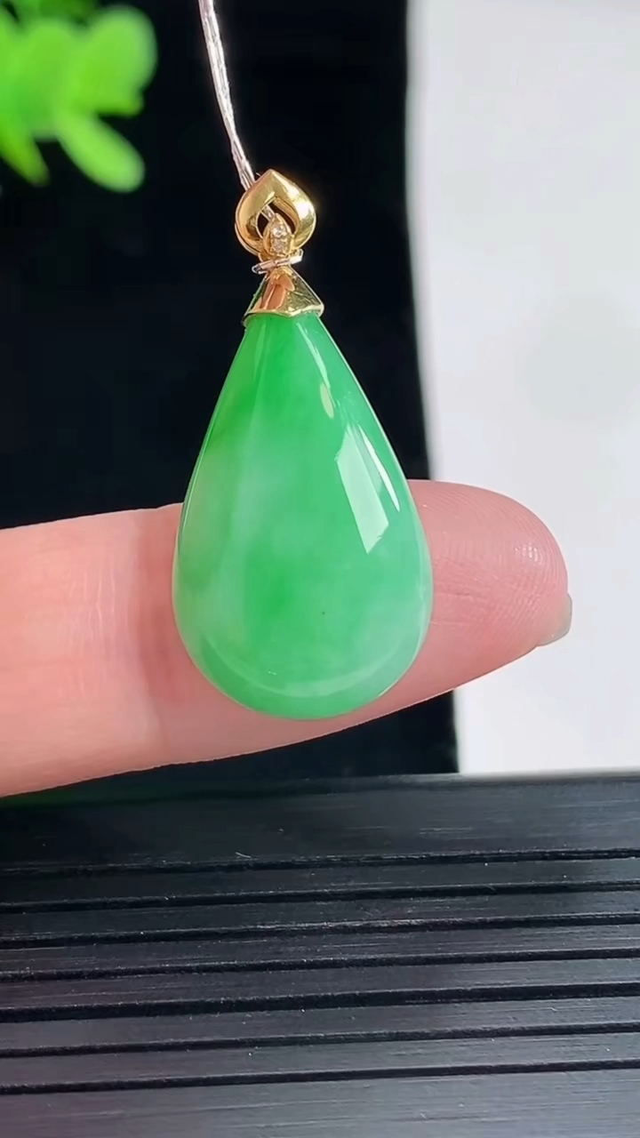 天然A货翡翠水滴吊坠，尺寸22.5-14-5.5重量:3.62g
4月26日