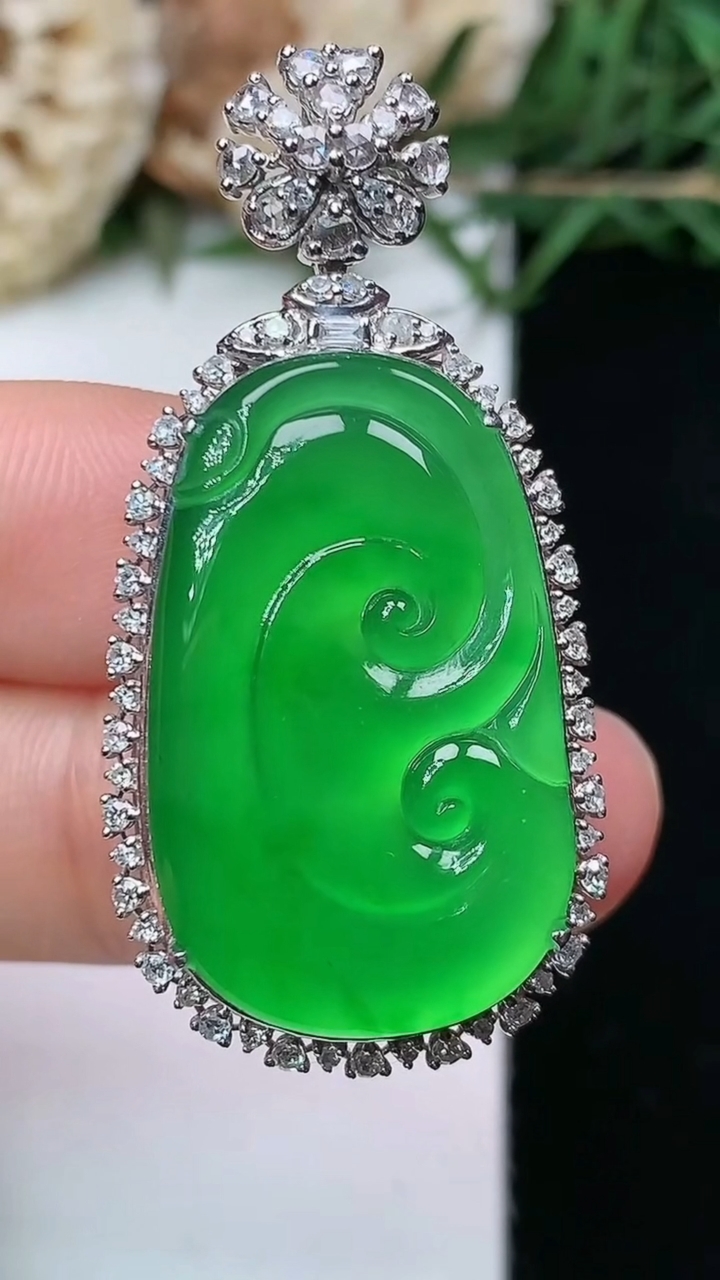 天然A货翡翠如意吊坠，尺寸40.7-20-9，裸石26.4-16.2，重量:7.79g
4月26日