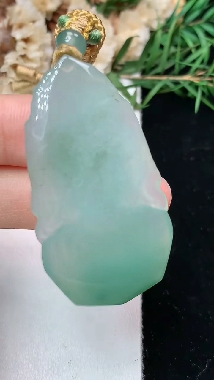 天然A货翡翠观音头吊坠，尺寸43.6-24-6.6，重量:15.13g
4月26日