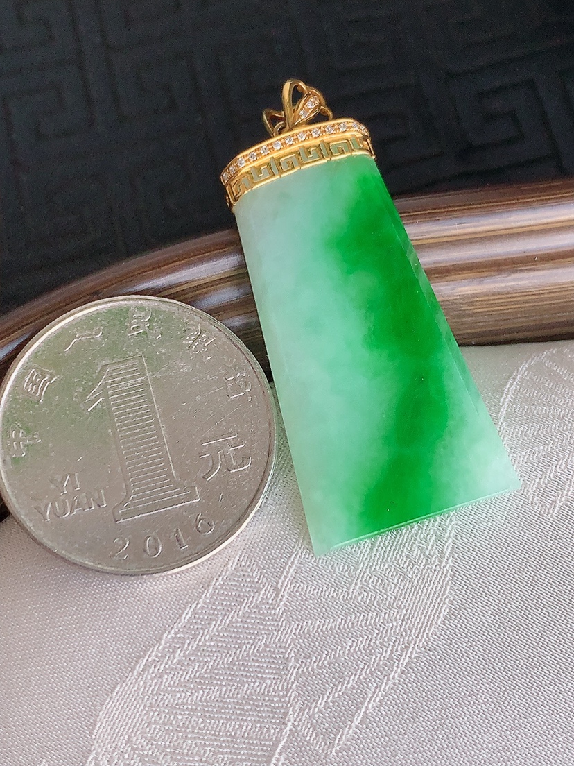 天然A货翡翠18K金伴钻镶嵌飘阳绿无事牌吊坠 
尺寸43-35.5-18.5-3.8mm 重量8.0