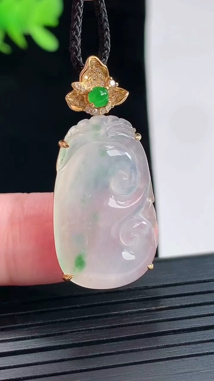 天然A货翡翠种飘花如意吊坠，尺寸35.5-16-5.5，裸石26-16重量:4.99g
4月26日