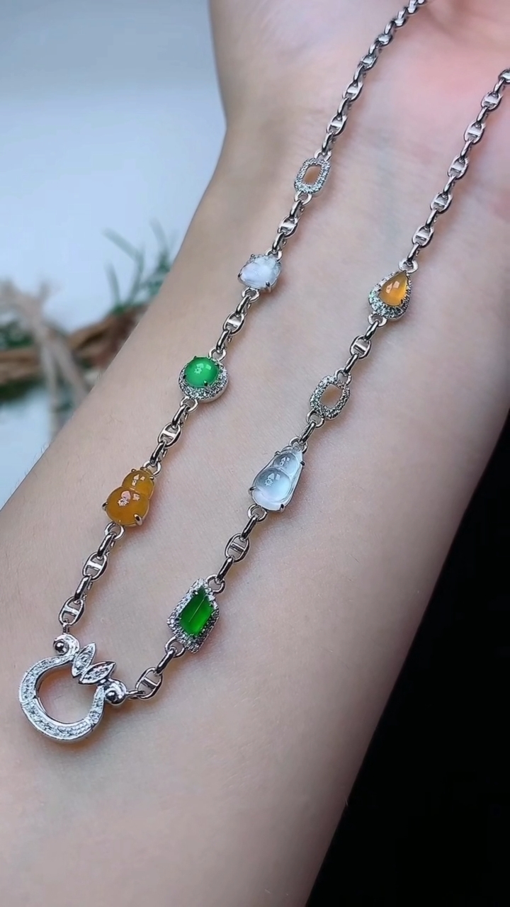 天然A货翡翠白冰葫芦项链，尺寸7.7-4.4-3.3，重量:5.44g4月26日
工厂直销收藏佳品,种好水足，色泽均匀，有种有色，上手高大气！