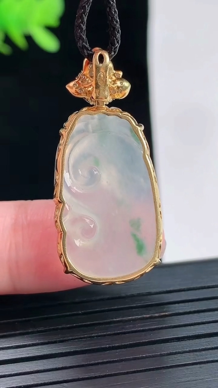 天然A货翡翠种飘花如意吊坠，尺寸35.5-16-5.5，裸石26-16重量:4.99g
4月26日