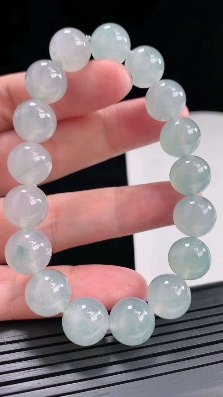 天然A货翡翠种飘花圆珠手串，尺寸12.5-16颗重量:55.94g4月26日
工厂直销收藏佳品,种好