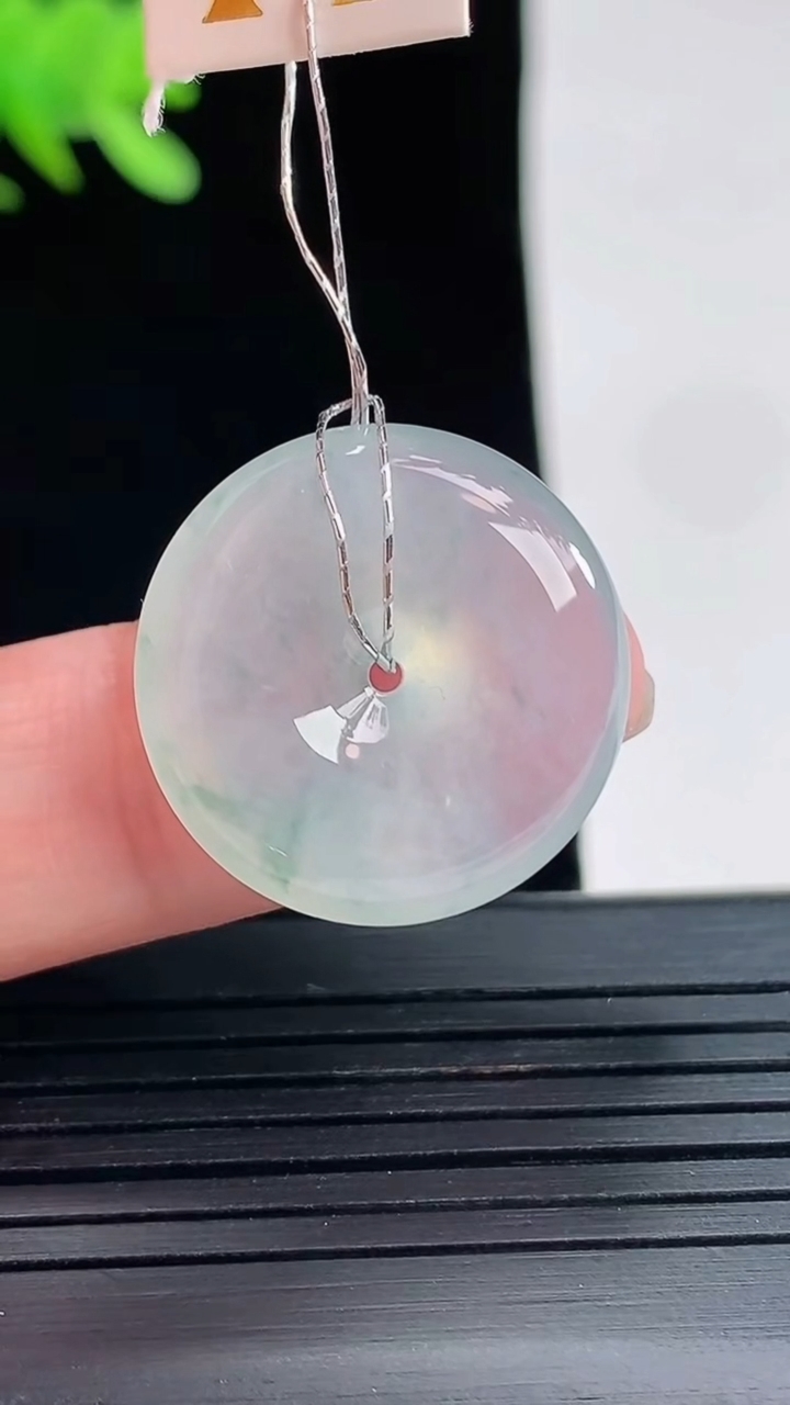 天然A货翡翠冰种飘花平安扣吊坠，尺寸21-5重量:4.84g
4月26日