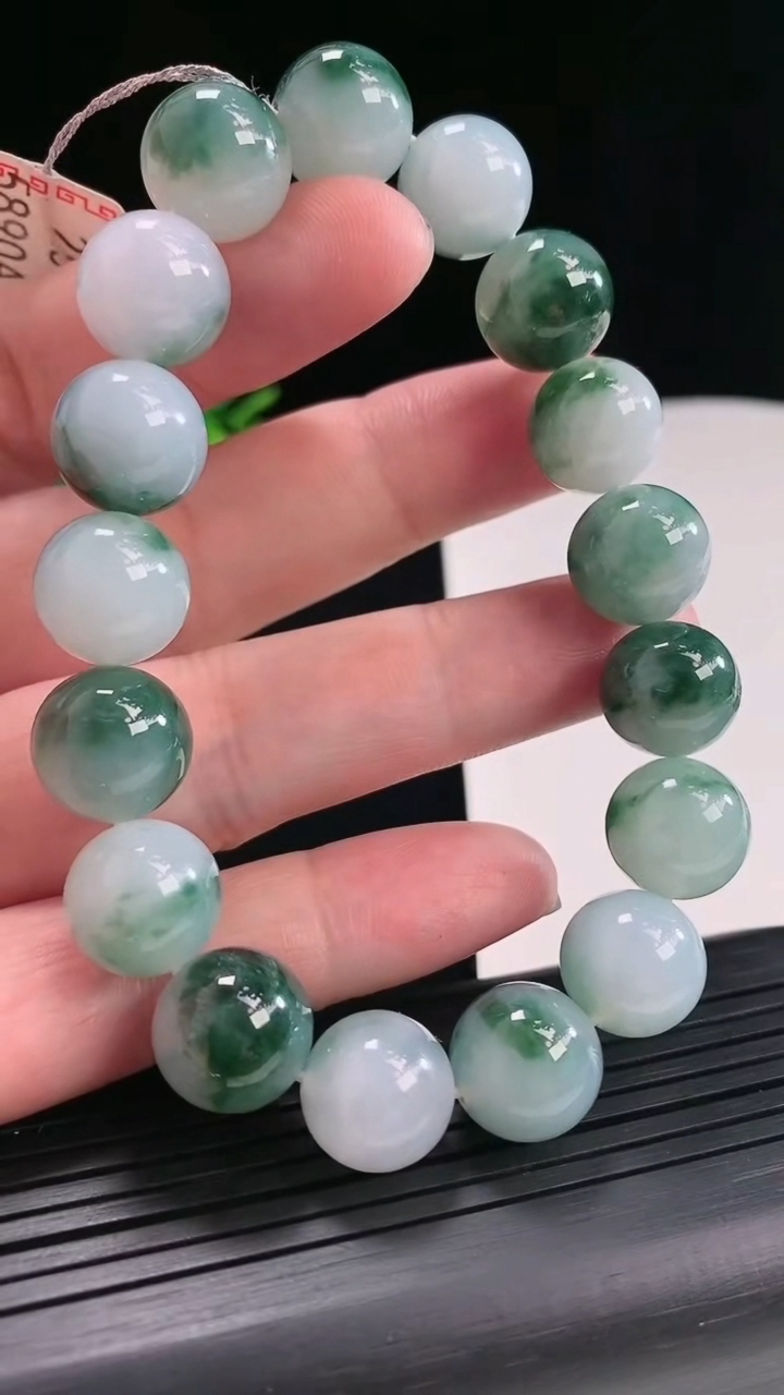天然A货翡翠飘花圆珠手串，尺寸12.2-16颗重量:58.82g4月26日
工厂直销收藏佳品,种好水足，色泽均匀，有种有色，上手高大气！