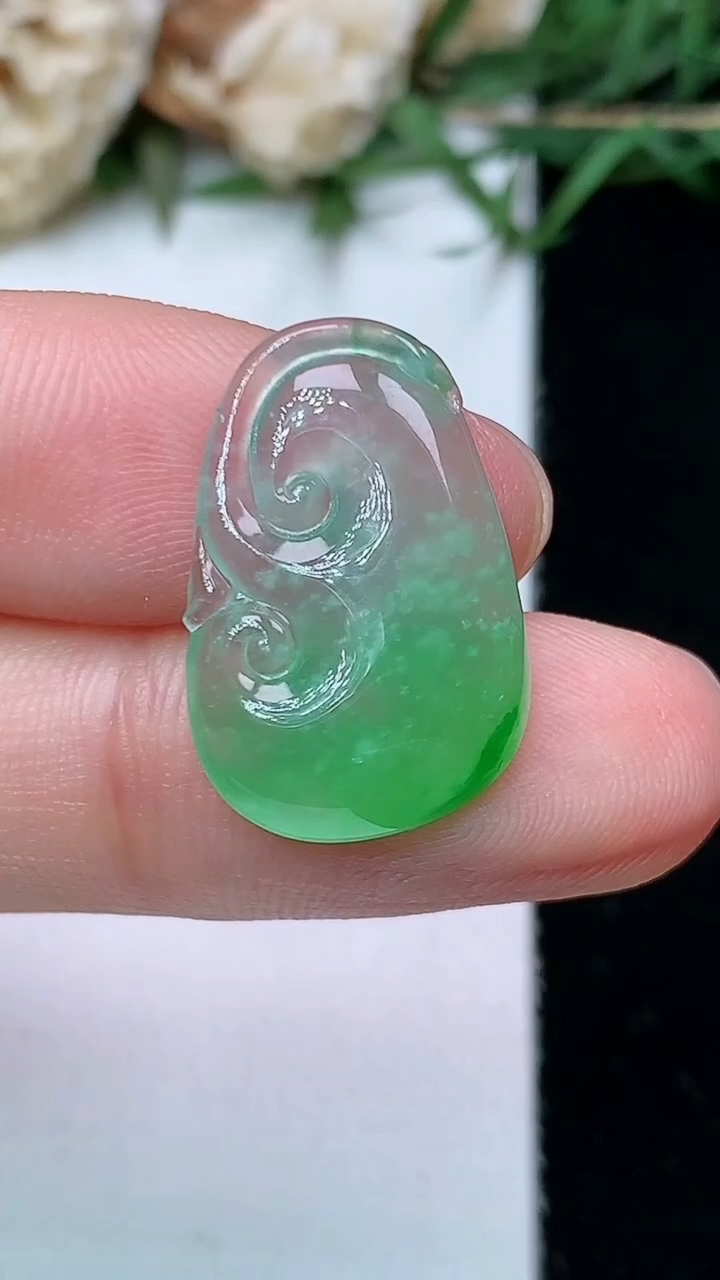 天然A货翡翠如意镶嵌件，尺寸20.4-13.5-4.3，重量:2.06g
4月26日