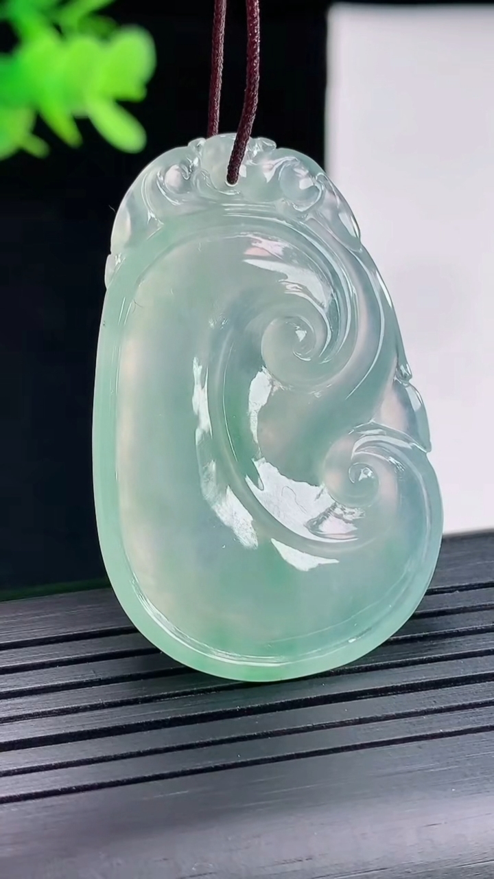 天然A货翡翠如意吊坠，尺寸44-29-5.2重量:13.28g
4月26日