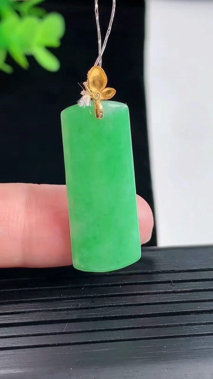 天然A货翡翠无事牌吊坠，尺寸30-12-3重量:3.14g
4月26日