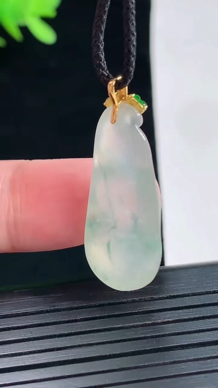 天然A货翡翠花福豆吊坠，尺寸30-13-7重量:4.08g
4月26日