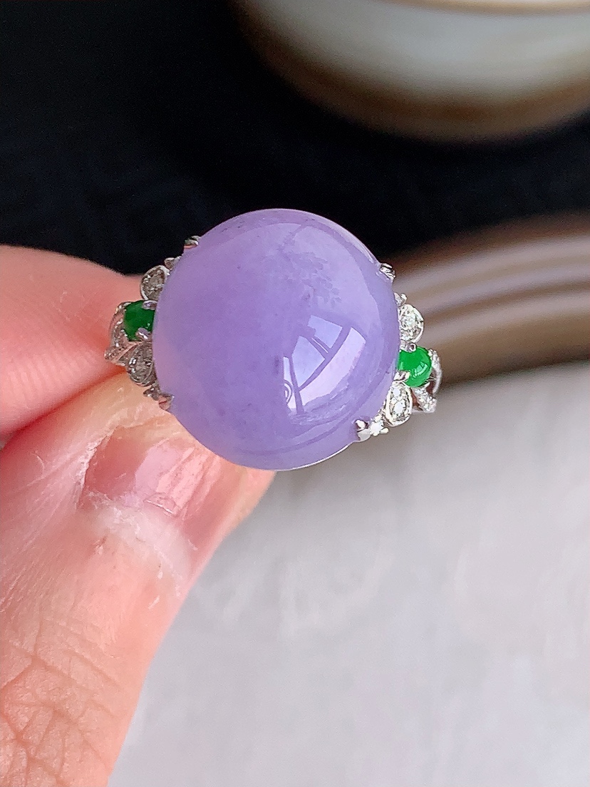 天然A货翡翠18K金伴钻镶嵌紫罗兰蛋面戒指 圈口17.2裸石
尺寸14.2-13mm 重量3.65g