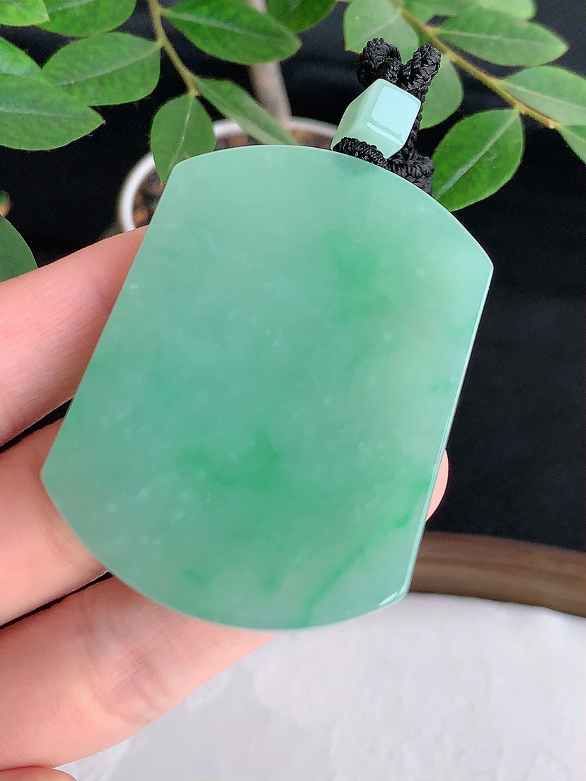 天然A货翡翠满绿无事牌吊坠 
尺寸53-39.2-6mm 重量40.70g 0425