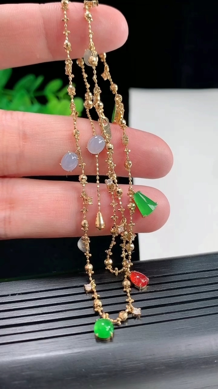 天然A货翡翠18k金三彩蛋面项链吊坠，尺寸5.5-5-3重量:6.03g
4月26日