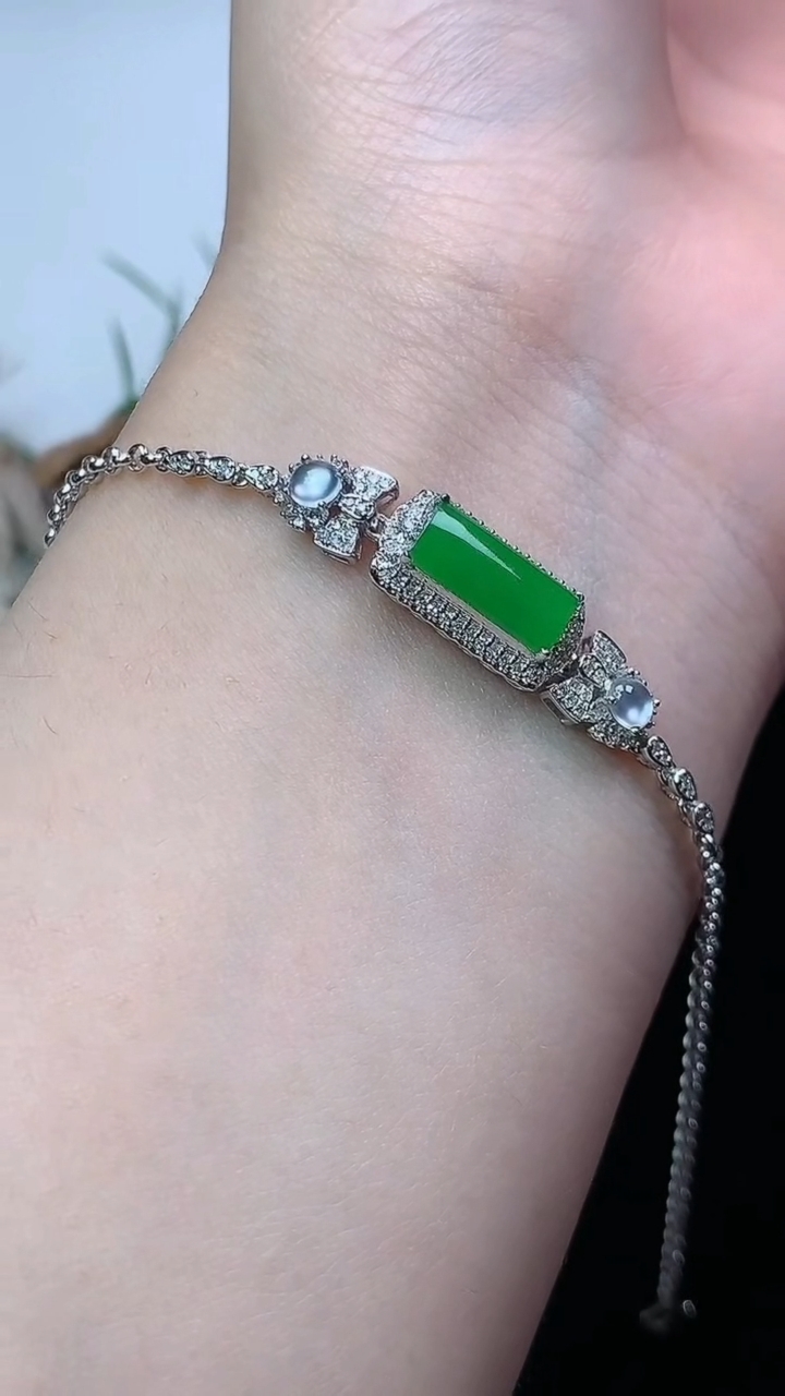 天然A货翡翠马鞍手链，尺寸10.5-4.6，重量:3.19g
4月26日