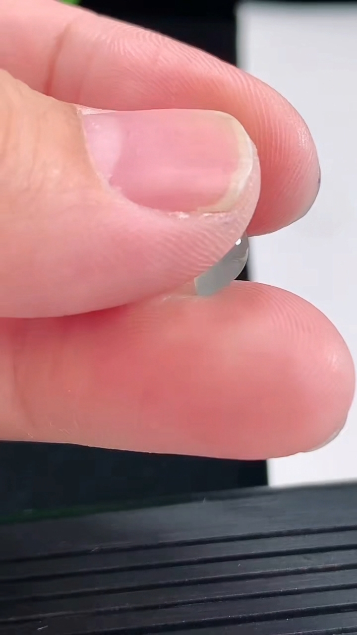 天然A货翡翠随形镶嵌件，尺寸14-5-3.5重量:0.42g
4月26日